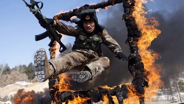 Lính Trung Quốc trong buổi tập chiến thuật (AFP)