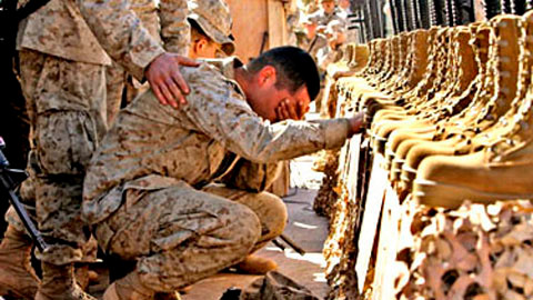 Một lính Mỹ tại Iraq khóc trước những gì còn lại của đồng đội đã hy sinh. Một lính Mỹ tại Iraq khóc trước những gì còn lại của đồng đội đã hy sinh.