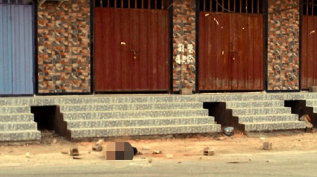 Thi thể nạn nhân tội nghiệp nằm trên đất sau khi bị sát hại. Thi thể nạn nhân tội nghiệp nằm trên đất sau khi bị sát hại.