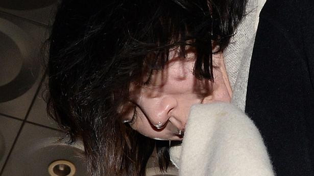 Mặc dù bà Cho Huyn-ahđã thành khẩn xin lỗi, nhưng dư luận Hàn Quốc vẫn chưa hết bức xúc về vụ việc và lăng mạ và đuổi tiếp viên trưởng của Korean Airlines.