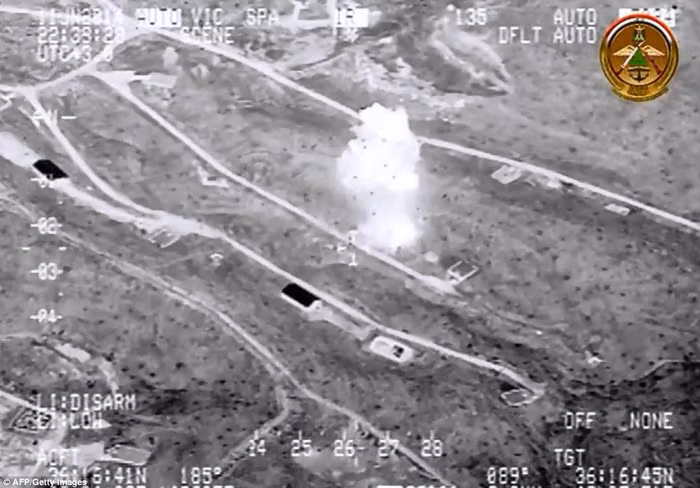 Không quân Iraq không kích các tụ điểm của ISIS tại Mosul.