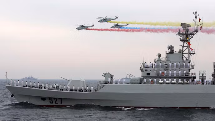 Trực thăng bay trên tàu Lạc Dương, lớp Jiangwei II của Hải quân Trung Quốc.