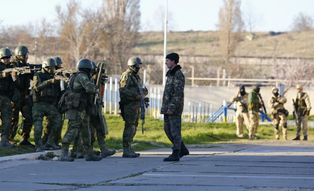 Binh sĩ Ukraine đàm phán với một tay súng không phù hiệu bên ngoài căn cứ không quân Belbek khi bị bao vây hôm 22/3. Binh sĩ Ukraine đàm phán với một tay súng không phù hiệu bên ngoài căn cứ không quân Belbek khi bị bao vây hôm 22/3.