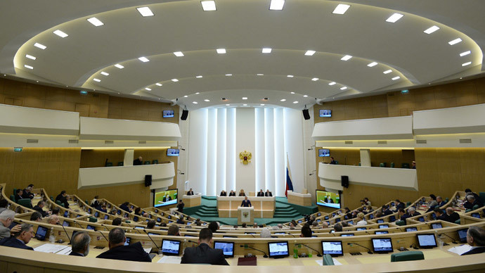 Thượng viện Nga nhất trí thông qua đề nghị của Tổng thống Vladimir Putin sử dụng lực lượng quân sự Nga ở Ukraina.