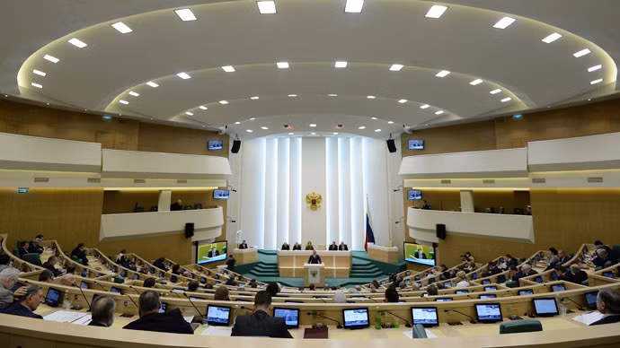 Thượng viện Nga nhất trí thông qua đề nghị của Tổng thống Vladimir Putin sử dụng lực lượng quân sự Nga ở Ukraina. Thượng viện Nga nhất trí thông qua đề nghị của Tổng thống Vladimir Putin sử dụng lực lượng quân sự Nga ở Ukraina.