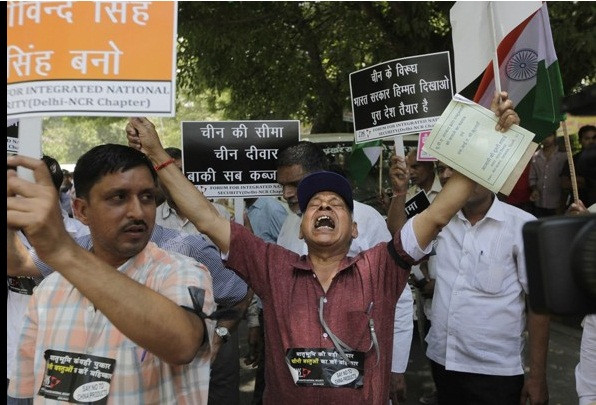 Người dân Ấn Độ biểu tình phản đối Trung Quốc xâm phạm lãnh thổ nước này. Người dân Ấn Độ biểu tình phản đối Trung Quốc xâm phạm lãnh thổ nước này.