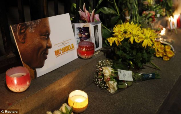 Nến đã được thắp sáng suốt đêm qua bên ngoài căn nhà của ông Mandela. Nến đã được thắp sáng suốt đêm qua bên ngoài căn nhà của ông Mandela.