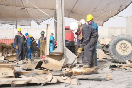 Công nhân được quân đội Mỹ thuê đang tiêu hủy một chiếc xe bọc thép tại một sân bay ở Kandahar, Afghanistan vào ngày 17/6. Công nhân được quân đội Mỹ thuê đang tiêu hủy một chiếc xe bọc thép tại một sân bay ở Kandahar, Afghanistan vào ngày 17/6.