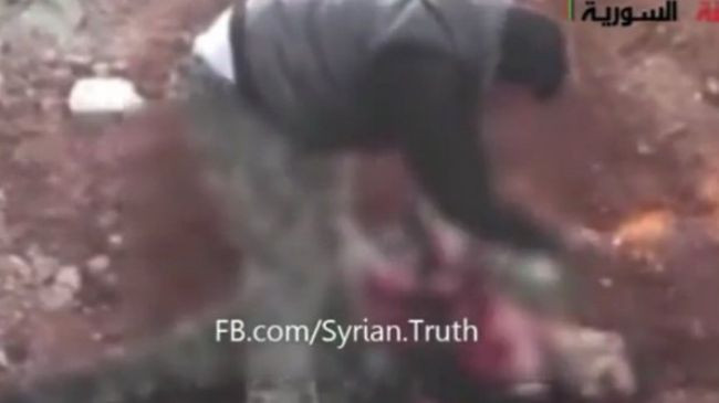 Hình ảnh chỉ huy phiến quân Abu Sakkar moi tim một binh sĩ quân đội Syria đã chết trong đoạn video gây phẫn nộ. Hình ảnh chỉ huy phiến quân Abu Sakkar moi tim một binh sĩ quân đội Syria đã chết trong đoạn video gây phẫn nộ.