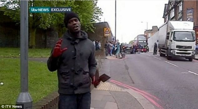 Một trong hai hung thủ biện minh cho hành động dã man của mình trước ống kính của nhân chứng. Một trong hai hung thủ biện minh cho hành động dã man của mình trước ống kính của nhân chứng.