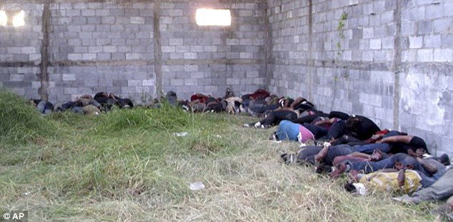 Thi thể 72 người di cư bị sát hại 3 năm trước bởi Zetas. Thi thể 72 người di cư bị sát hại 3 năm trước bởi Zetas.