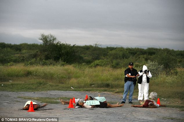 Các tay súng Zetas bắn chết năm người ở Apodaca trong năm 2010. Bốn trong số các thi thể có một thông điệp gắn vào ngực để cảnh báo đối thủ. Các tay súng Zetas bắn chết năm người ở Apodaca trong năm 2010. Bốn trong số các thi thể có một thông điệp gắn vào ngực để cảnh báo đối thủ.