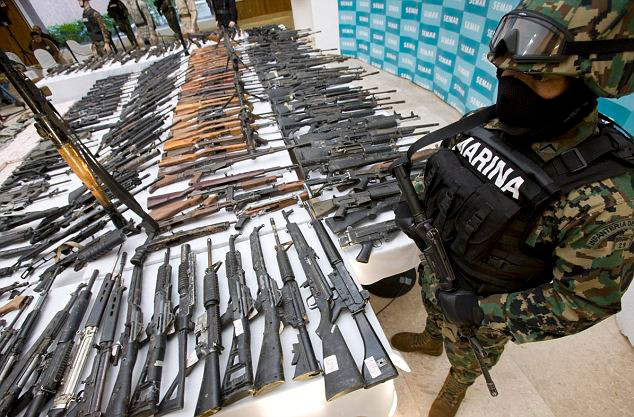 Vũ khí của Zetas được thu giữ trong một cuộc truy quét năm 2011. Vũ khí của Zetas được thu giữ trong một cuộc truy quét năm 2011.