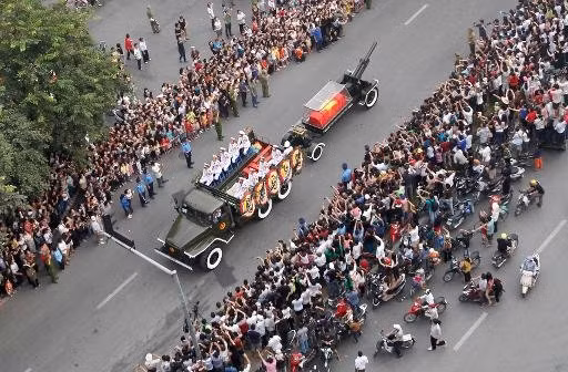 Dòng người đổ ra đường tiễn đưa Tướng Giáp Dòng người đổ ra đường tiễn đưa Tướng Giáp