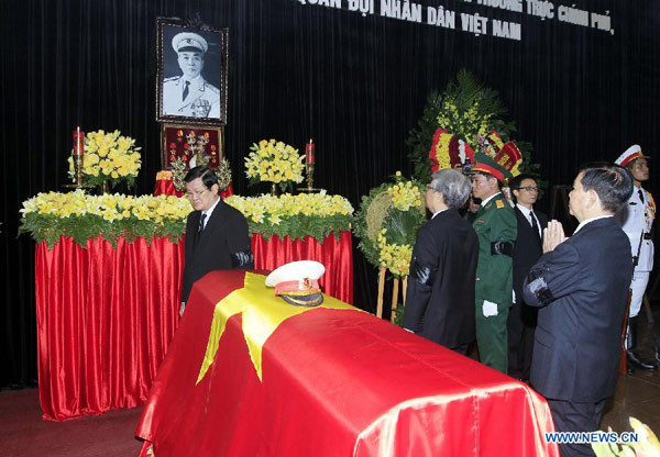 Các đồng chí lãnh đạo cấp cao nhà nước tiễn đưa Tướng Giáp. Các đồng chí lãnh đạo cấp cao nhà nước tiễn đưa Tướng Giáp.