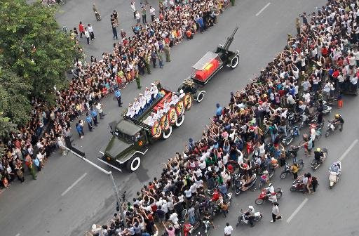 Dòng người đổ ra đường tiễn đưa Tướng Giáp Dòng người đổ ra đường tiễn đưa Tướng Giáp