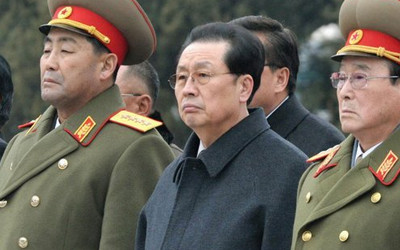 Ông Jang Song-thaek (giữa), chú rể của nhà lãnh đạo Kim Jong-un được cho là "nhiếp chính vương" quyền lực chỉ sau nhà lãnh đạo này vừa bị thất sủng. Ông Jang Song-thaek (giữa), chú rể của nhà lãnh đạo Kim Jong-un được cho là "nhiếp chính vương" quyền lực chỉ sau nhà lãnh đạo này vừa bị thất sủng.