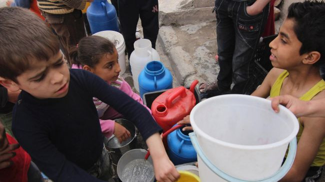 Trẻ em Aleppo chờ đợi lấy nước sinh hoạt khi nguồn cung cấp chính bị cắt đứt. Trẻ em Aleppo chờ đợi lấy nước sinh hoạt khi nguồn cung cấp chính bị cắt đứt.