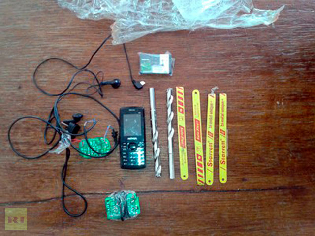 Các dụng cụ được gắn trên người con mèo bị bắt. Các dụng cụ được gắn trên người con mèo bị bắt.