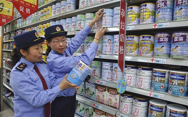 Các thanh tra thị trường Trung Quốc kiểm tra sữa bột tại một siêu thị. Các thanh tra thị trường Trung Quốc kiểm tra sữa bột tại một siêu thị.