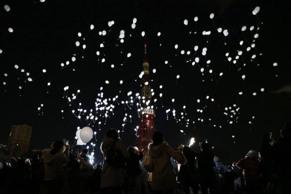 Bóng bay được thả lên bầu trời Tokyo đêm giao thừa.