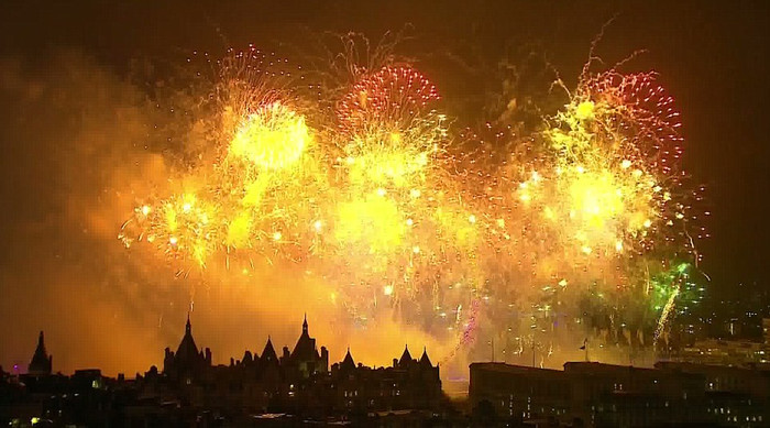 Pháo hoa rực sáng chân trời London.