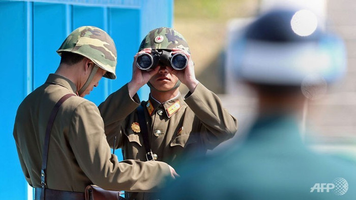 Binh sĩ Triều Tiên và Hàn Quốc tại biên giới chung trên đất liền.