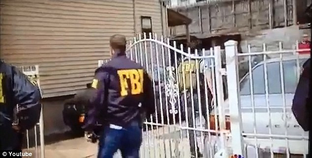 Các nhân viên khác chờ anh ta leo xong mới mở nó ra một cách dễ dàng.