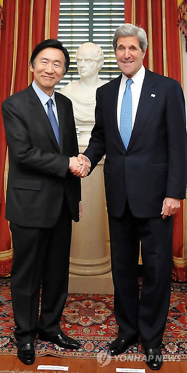 Ngoại trưởng Hàn Quốc Yun Byung-se (trái) và Ngoại trưởng Mỹ John Kerry trong cuộc gặp gỡ tại Washington hôm 2.4