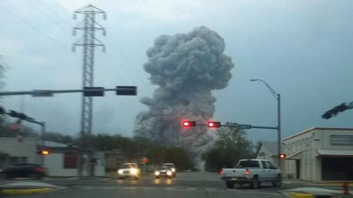 Khói đen bốc cao từ hiện trường vụ nổ nhà máy phân bón.