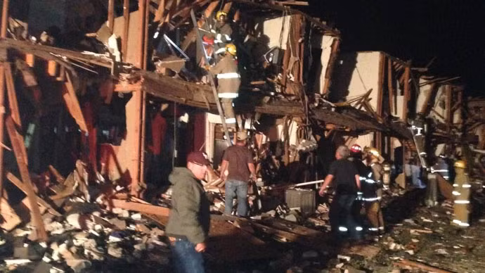 Ngọn lửa đã phá hủy nhà máy hoàn toàn.