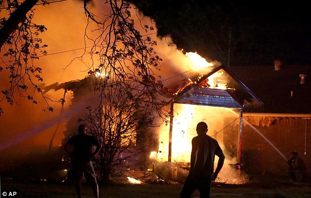 Lửa từ nhà máy bị cháy và nổ lan sang nhà dân. Lửa từ nhà máy bị cháy và nổ lan sang nhà dân.