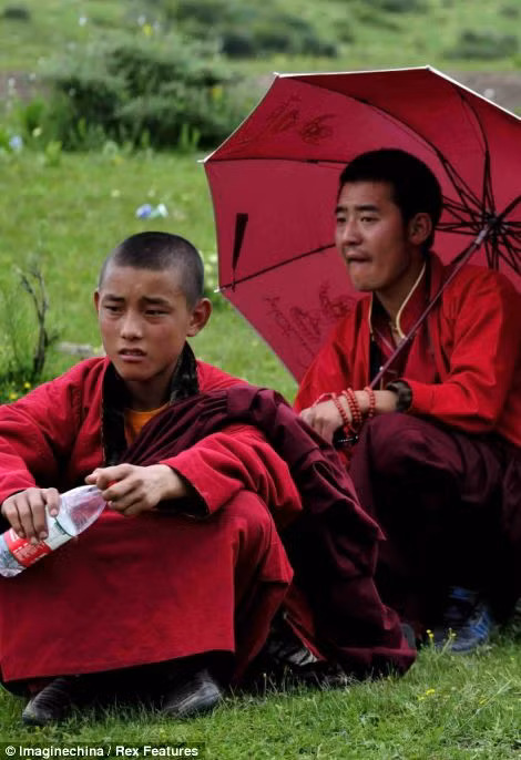 Các vị Lạt Ma trẻ tuổi tham dự thiên táng.