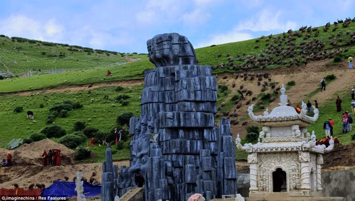 Tháp Im lặng dành cho nam và nữ.