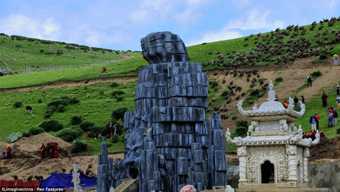 Tháp Im lặng dành cho nam và nữ.