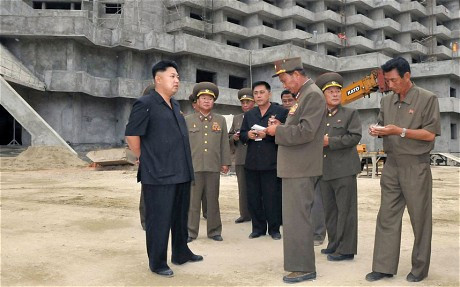 Nhà lãnh đạo Triều Tiên tỏ ra hài lòng về tiến độ thi công và khen ngợi tinh thần làm việc của các binh sĩ và công nhân xây dựng. Nhà lãnh đạo Triều Tiên tỏ ra hài lòng về tiến độ thi công và khen ngợi tinh thần làm việc của các binh sĩ và công nhân xây dựng.