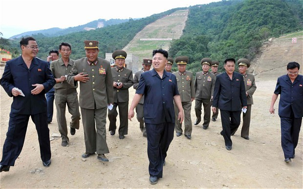 Nhà lãnh đạo Kim Jong-un dẫn đầu nhóm quan chức cấp cao khảo sát công trường xây dựng khu trượt tuyết. Nhà lãnh đạo Kim Jong-un dẫn đầu nhóm quan chức cấp cao khảo sát công trường xây dựng khu trượt tuyết.