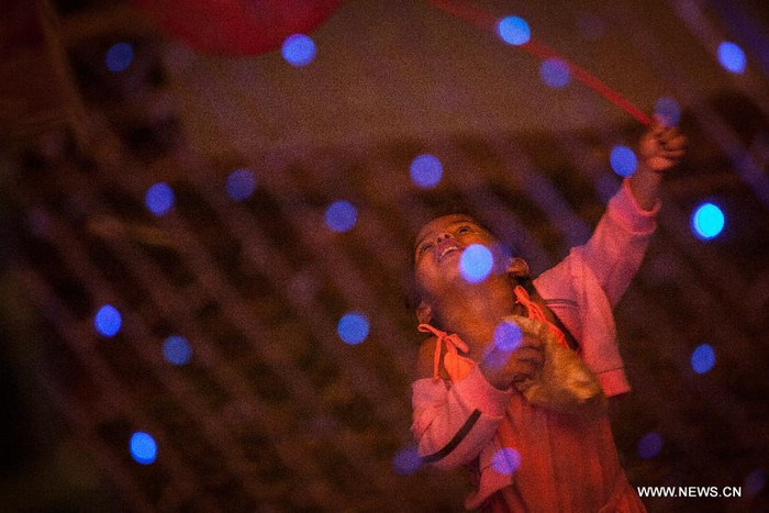 Một em bé say mê trong mê cung sắc màu. Một em bé say mê trong mê cung sắc màu.