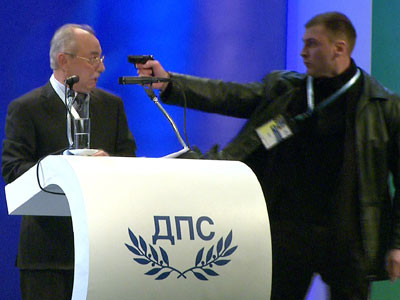 Khoảnh khắc đáng sợ khi người đàn ông cao lớn bất ngờ dí súng vào đầu Nghị sĩ Dogan. Khoảnh khắc đáng sợ khi người đàn ông cao lớn bất ngờ dí súng vào đầu Nghị sĩ Dogan.