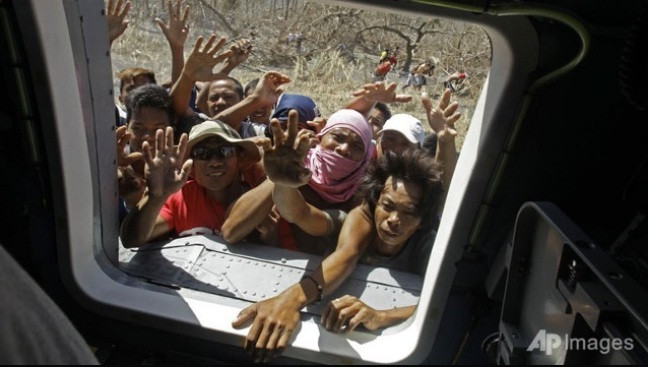 Các nạn nhân thiên tai ở Philippines đang đối mặt với đói và khát cầu xin trợ giúp từ chiếc trực thăng cứu hộ của Mỹ.