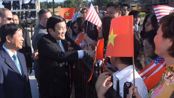 . Đại sứ Hoa Kỳ tại Việt Nam David Shear, đại diện Bộ Ngoại giao Hoa Kỳ, cán bộ, nhân viên Đại sứ quán Việt Nam và đại diện cộng đồng người Việt Nam tại Hoa Kỳ đón Chủ tịch nước Trương Tấn Sang tại sân bay quân sự Andrew. Ảnh Nguyễn Khang/TTXVN