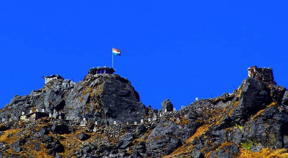 Một trạm kiểm soát biên giới trên dãy Himalaya của Ấn Độ. Một trạm kiểm soát biên giới trên dãy Himalaya của Ấn Độ.