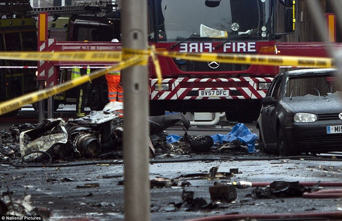 Những mảnh vỡ của chiếc trực thăng tại hiện trường vụ tai nạn.