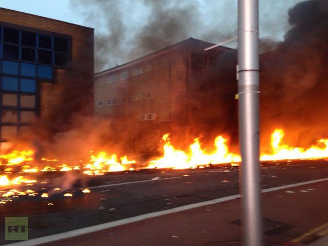 Các mảnh vỡ của chiếc trực thăng vương vãi trên đường.