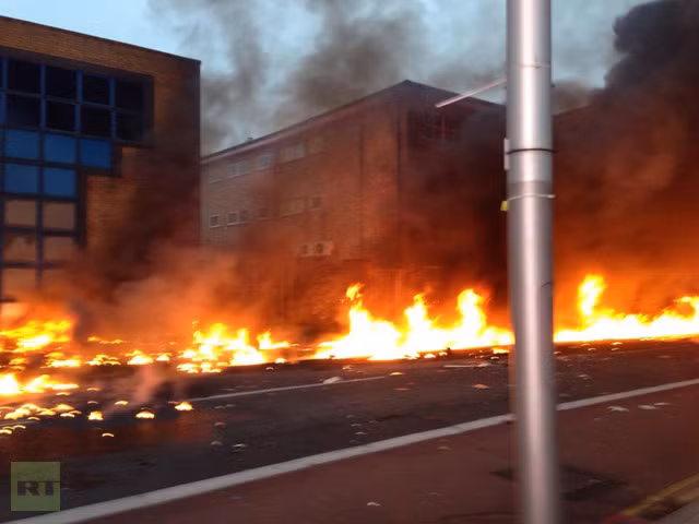 Các mảnh vỡ của chiếc trực thăng vương vãi trên đường.