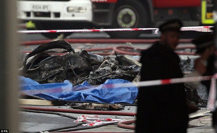 Những mảnh còn lại của chiếc trực thăng gặp nạn.