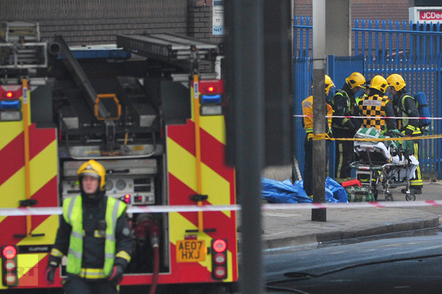 Các nhân viên cứu hỏa tại hiện trường vụ tai nạn.