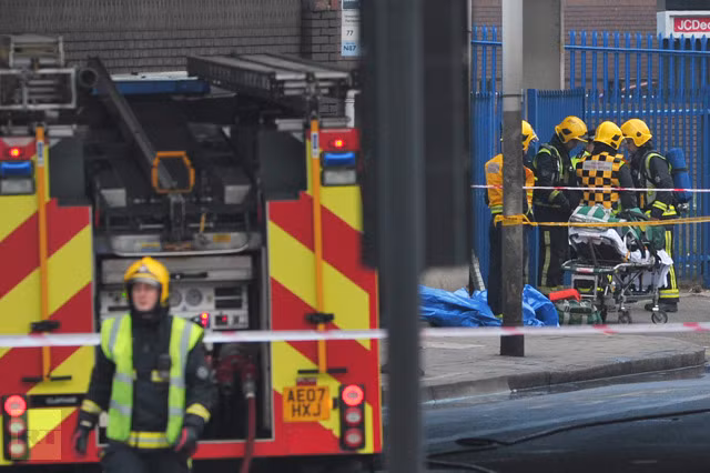 Các nhân viên cứu hỏa tại hiện trường vụ tai nạn.