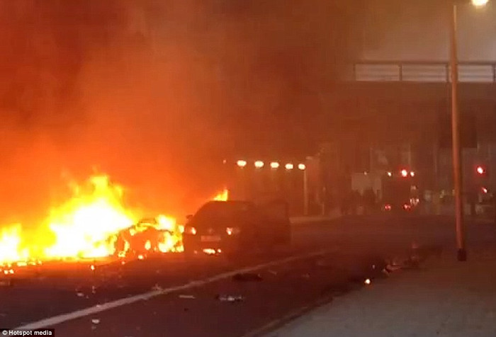 Lửa bốc lên sau khi chiếc trực thăng rơi xuống đất và phát nổ.