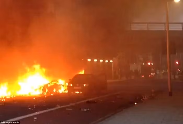 Lửa bốc lên sau khi chiếc trực thăng rơi xuống đất và phát nổ.